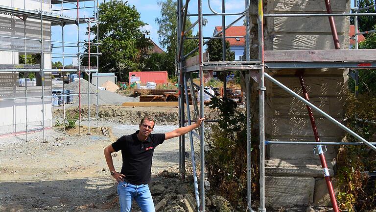 Kommt wöchentlich nach Bad Königshofen zur Baustellen-Besprechung: Dreger-Geschäftsführer Jens Seifert zwischen dem alten Stadttor (rechts) und den neuen Doppelhäusern. Kommt wöchentlich nach Bad Königshofen zur Baustellen-Besprechung: Dreger-Geschäftsführer Jens Seifert zwischen dem alten Stadttor (rechts) und den neuen Doppelhäusern.