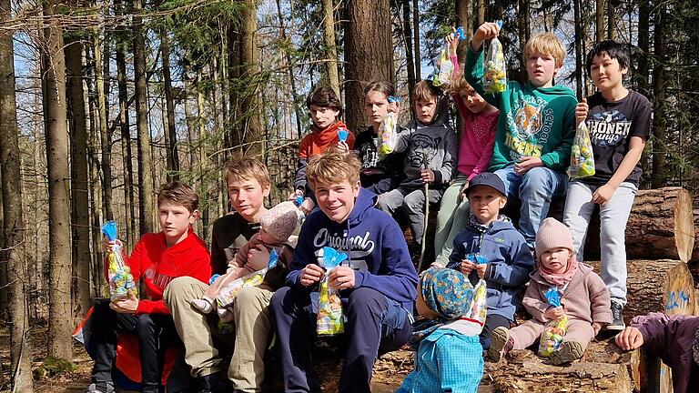 Kinder mit ihren Osterhasen bei der Emmaus-Wanderung im Sandser Wald. Kinder mit ihren Osterhasen bei der Emmaus-Wanderung im Sandser Wald.