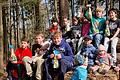 Kinder mit ihren Osterhasen bei der Emmaus-Wanderung im Sandser Wald.