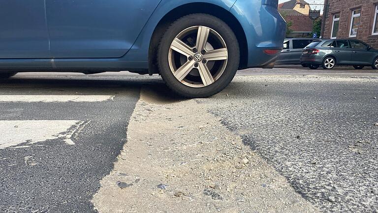 Aus den Reihen des Stadtrats wurde Kritik an Zuständen auf den Glasfaserbaustellen in Lohr laut. Unter anderem ging es um Gräben, die lange nicht verfüllt werden. Teils tiefe Stufen stellten eine Gefahr dar, so Stadtrat Dirk Rieb. Das Bild zeigt einen Graben vor der Polizeiinspektion inm der Grafen-von-Rieneck-Straße.