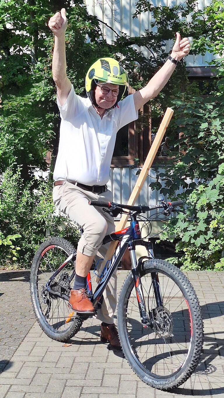 Mit dem präparierten Mountain Bike musste Schulleiter Burkard Betz einen Geschicklichkeitsparcours auf dem Pausenhof absolvieren. Mit dem präparierten Mountain Bike musste Schulleiter Burkard Betz einen Geschicklichkeitsparcours auf dem Pausenhof absolvieren.