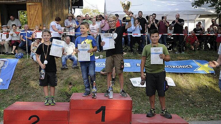 Die Siegerehrung beim „Cool Running“ in der leichten Fahrzeugklasse: Der erste Platz ging an Elias und Philipp Hetterich („Bratwurstflitzer“) aus Zeil, auf den zweiten Platz fuhr Emil Hemetsberger („Gecko“) aus Königsberg und auf den dritten Platz kam Philipp Hetterich („ES-Racer“) ebenfalls aus Zeil. Die Siegerehrung beim „Cool Running“ in der leichten Fahrzeugklasse: Der erste Platz ging an Elias und Philipp Hetterich („Bratwurstflitzer“) aus Zeil, auf den zweiten Platz fuhr Emil Hemetsberger („Gecko“) aus Königsberg und auf den dritten Platz kam Philipp Hetterich („ES-Racer“) ebenfalls aus Zeil.