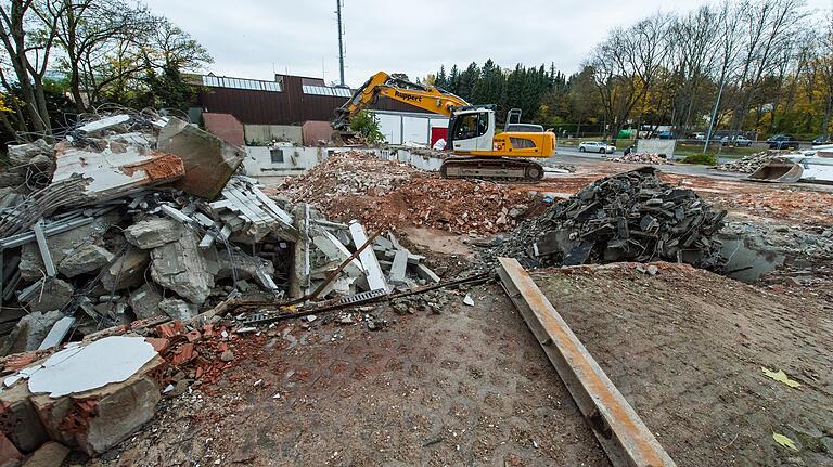 Das Autohaus an der Mainberger Straße ist mittlerweile abgebrochen, im nächsten Jahr beginnt auf dem Grundstück der Neubau eines Parkhauses, das Mitarbeiter und Besucher des Leopoldina-Krankenhauses nutzen sollen.