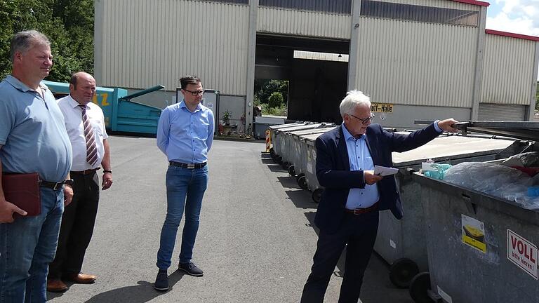 Werkleiter Wilfried Neubauer (rechts) öffnet einen der Container, mit denen Leichtverpackungen in den Wertstoffhöfen zusätzlich zur Abholung mit der Gelben Tonne angenommen werden.