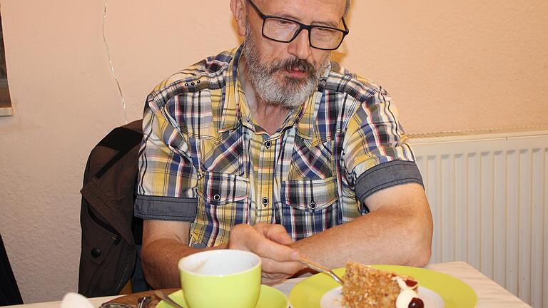 Helmut Pfister ist Rentner und lebt im Lebenshilfe-Wohnheim in Hohenroth. Mit dem Ehrenamtlichen Klaus Schuffert geht er gern ins Café und lässt sich Kaffee und Frankfurter Kranz schmecken.