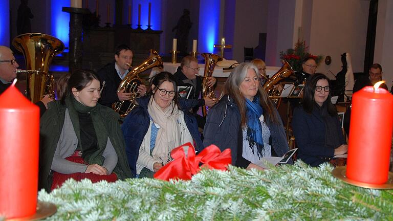 Die Frauen von Xing-Xang aus Wiesenbronn mit (vorne von links) Miriam Kahl, Antja Polat, Annette Schmidt und Barbara Becker sangen a Capella und das Fränkische Bläserensemble (Hintergrund) sorgte für die Klangfülle.