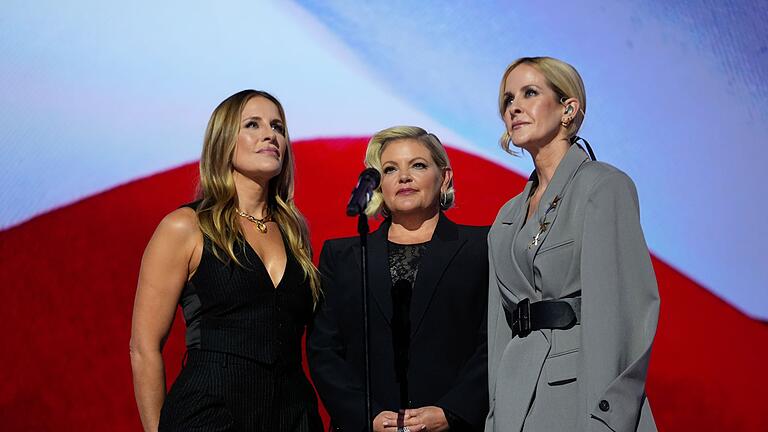 Wahlkampf in den USA - Parteitag der Demokraten       -  Die weibliche Country-Band &bdquo;The Chicks&rdquo; sang die Nationalhymne.