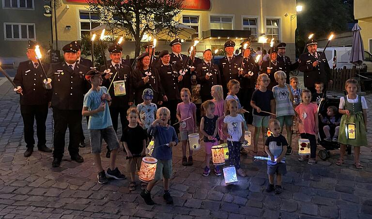 Tradition bei der Uffenheimer Kirchweih hat der Kinderlampionumzug der Freiwilligen Feuerwehr.