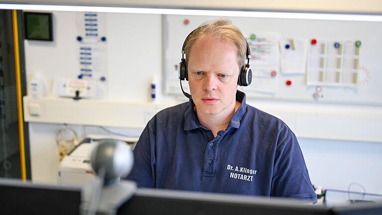 Dr. Andreas Klinger ist Ärztlicher Leiter des Rettungsdienstes in Würzburg. Hier simuliert er in der Integrierten Leitstelle Würzburg die neue Möglichkeit der Telemedizin im Rettungsdienst. Dr. Andreas Klinger ist Ärztlicher Leiter des Rettungsdienstes in Würzburg. Hier simuliert er in der Integrierten Leitstelle Würzburg die neue Möglichkeit der Telemedizin im Rettungsdienst.
