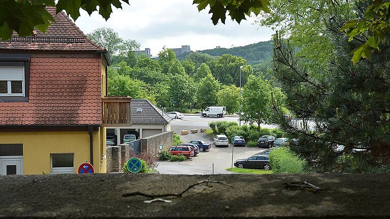 Seilbahn Altstadt Campus       -  An diesem Punkt der Bad Neustädter Altstadt in Nachbarschaft zum Polizeipräsidium könnte die Seilbahn in Richtung Rhön-Klinikum starten.