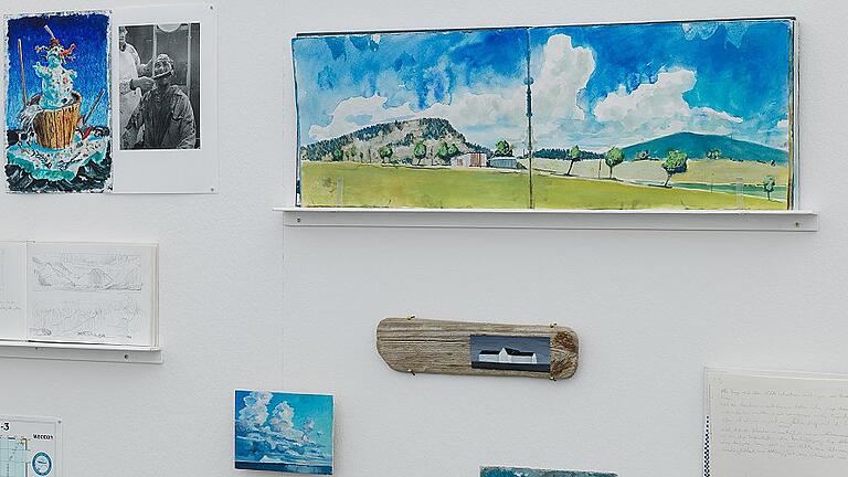 „Eisfreund“ – Rießbeck in der Kunsthalle bis 24. Februar - (ilo) Gerhard Rießbecks Ausstellung „Eisfreund“ ist in der Großen Halle der Kunsthalle bis 24. Februar zu sehen. Den Künstler faszinieren die Polarregionen, er malt unendlich wirkende Landschaften mit grau-blauen Eisbergen und mystischen Meeresstimmungen. Rießbeck beeindruckt die extreme Natur der Arktis und der Antarktis, die er bei zwei mehrwöchigen Expeditionen 2001 und 2005 mit dem Alfred-Wegener-Institut erlebte. Wasser und Eis sind Rießbecks Elemente. Er ist in Schweinfurt kein Unbekannter: Er war Teilnehmer der Triennale-Ausstellung 2012, die damals unter dem Motto „anders:wo“ stattfand. 1964 in Lichtenfels geboren, lebt er heute in Bad Windsheim. Im dortigen Atelier verarbeitet Rießbeck seine Reiseerlebnisse unter anderem nach Norwegen, Island, Grönland, Kamtschatka oder Spitzbergen. In der Schweinfurter Schau, die etwa 50 Arbeiten umfasst, werden viele aktuelle Werke aus den letzten Jahren präsentiert, die noch nie ausgestellt waren. Geöffnet ist Di. bis So. 10 bis 17 Uhr, Do. bis 21 Uhr. Eintritt: 5 Euro/ermäßigt 4. An jedem 1. Donnerstag im Monat freier Eintritt. Infos: www.kunsthalle-schweinfurt.de Am 31. Januar gibt es um 19 Uhr einen Vortrag von Frank Berger vom Frankfurter Polarclub „Von der ersten deutschen Polarexpedition 1868 zur Begründung der internationalen Polarforschung“. „Eisfreund“ – Rießbeck in der Kunsthalle bis 24. Februar - (ilo) Gerhard Rießbecks Ausstellung „Eisfreund“ ist in der Großen Halle der Kunsthalle bis 24. Februar zu sehen. Den Künstler faszinieren die Polarregionen, er malt unendlich wirkende Landschaften mit grau-blauen Eisbergen und mystischen Meeresstimmungen. Rießbeck beeindruckt die extreme Natur der Arktis und der Antarktis, die er bei zwei mehrwöchigen Expeditionen 2001 und 2005 mit dem Alfred-Wegener-Institut erlebte. Wasser und Eis sind Rießbecks Elemente. Er ist in Schweinfurt kein Unbekannter: Er war Teilnehmer der Triennale-Ausstellung 2012, die damals unter dem Motto „anders:wo“ stattfand. 1964 in Lichtenfels geboren, lebt er heute in Bad Windsheim. Im dortigen Atelier verarbeitet Rießbeck seine Reiseerlebnisse unter anderem nach Norwegen, Island, Grönland, Kamtschatka oder Spitzbergen. In der Schweinfurter Schau, die etwa 50 Arbeiten umfasst, werden viele aktuelle Werke aus den letzten Jahren präsentiert, die noch nie ausgestellt waren. Geöffnet ist Di. bis So. 10 bis 17 Uhr, Do. bis 21 Uhr. Eintritt: 5 Euro/ermäßigt 4. An jedem 1. Donnerstag im Monat freier Eintritt. Infos: www.kunsthalle-schweinfurt.de Am 31. Januar gibt es um 19 Uhr einen Vortrag von Frank Berger vom Frankfurter Polarclub „Von der ersten deutschen Polarexpedition 1868 zur Begründung der internationalen Polarforschung“.