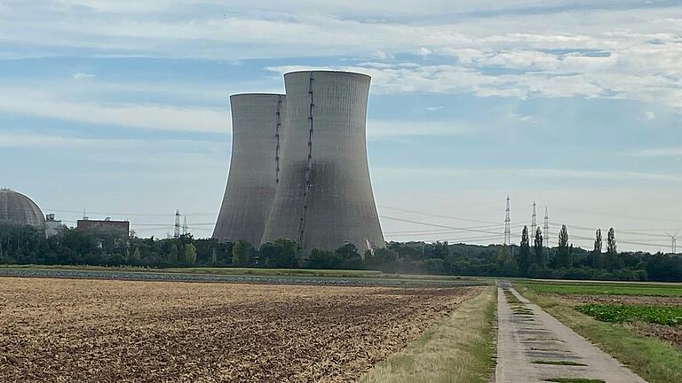 Blick auf die Kühltürme des AKW Grafenrheinfeld von den Wegen südlich des Taschsees aus. Blick auf die Kühltürme des AKW Grafenrheinfeld von den Wegen südlich des Taschsees aus.