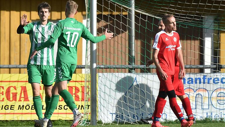 Jannik Weiss (links) vom FC Bayern Fladungen (daneben Moritz Weiss) traf im Spiel beim VfL Sportfreunde Bad Neustadt zum 1:0 – und in letzter Minute auch zum 2:1-Sieg.