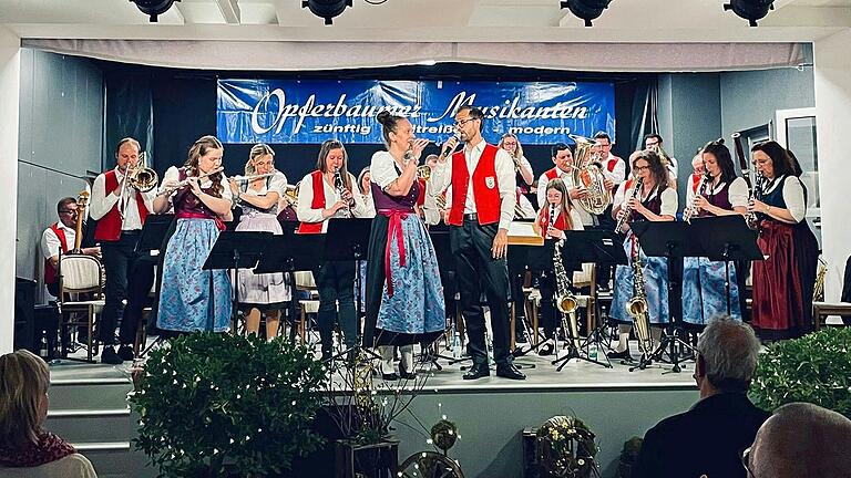 Ein abwechslungsreicher und gelungener Musikabend der Opferbaumer Musikanten bei ihrem Frühlingskonzert. Zum Erfolg des Abends trugen Sängerin Carolin Maier und Dirigent Thomas Hümpfner bei. Ein abwechslungsreicher und gelungener Musikabend der Opferbaumer Musikanten bei ihrem Frühlingskonzert. Zum Erfolg des Abends trugen Sängerin Carolin Maier und Dirigent Thomas Hümpfner bei.