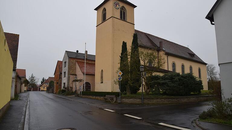 Die Kirchstraße in Lülsfeld und die Außenlagen vor der Kirche sollen neu gestaltet werden.