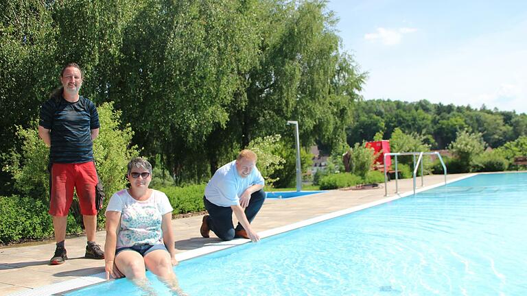 Angenehme Wassertemperaturen hat das Maßbacher Freibad. Auf die Badesaison freuen sich Hausmeister Steffen Haas(stehend), Fördervereinsvorsitzende Barbara Keller und Bürgermeister Matthias Klement. Foto: Heike Beudert       -  Angenehme Wassertemperaturen hat das Maßbacher Freibad. Auf die Badesaison freuen sich Hausmeister Steffen Haas(stehend), Fördervereinsvorsitzende Barbara Keller und Bürgermeister Matthias Klement. Foto: Heike Beudert