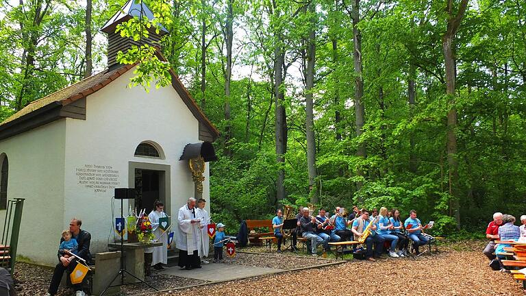 Das Fest bei der kleinen Kapelle im Wald bei Oesfeld eröffnete Pfarrer Franz Schmitt mit einer Maiandacht.