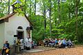 Das Fest bei der kleinen Kapelle im Wald bei Oesfeld eröffnete Pfarrer Franz Schmitt mit einer Maiandacht.