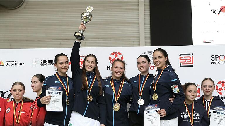 Das bayerische Siegerteam der Damen bei der Deutschen Karate-Meisterschaft der U21 mit Helena Rostiahai (Dritte von links) und ihrer Schwester Hanna Rostiahai (Fünfte von links) von der Karate-Abteilung der TG Schweinfurt. Das bayerische Siegerteam der Damen bei der Deutschen Karate-Meisterschaft der U21 mit Helena Rostiahai (Dritte von links) und ihrer Schwester Hanna Rostiahai (Fünfte von links) von der Karate-Abteilung der TG Schweinfurt.