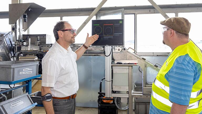 Besuch in den Produktionshallen von Uponor: Stefan Endres (Director Plan Haßfurt) erklärt Main-Post Redakteur Peter Schmieder den Produktionsprozess. Besuch in den Produktionshallen von Uponor: Stefan Endres (Director Plan Haßfurt) erklärt Main-Post Redakteur Peter Schmieder den Produktionsprozess.