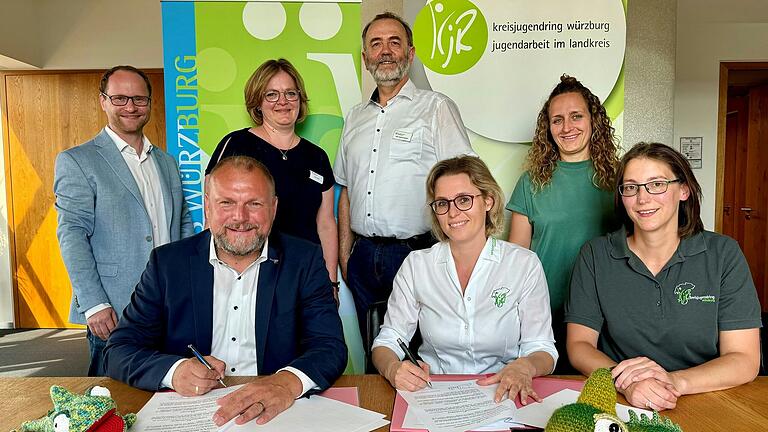 Erneuerten kürzlich den Grundlagenvertrag (von links): Marcel Brunner, Landrat Thomas Eberth, Melanie Kuhn, Michael Schumacher, Manuela Schneider, Judith Zellmer und Andrea Knorz.