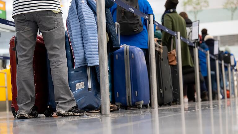 Passagiere am Flughafen       -  Die großen bayerischen Flughäfen ziehen positive Bilanzen nach den Sommerferien. (Archivbild)