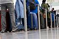 Passagiere am Flughafen       -  Die großen bayerischen Flughäfen ziehen positive Bilanzen nach den Sommerferien. (Archivbild)