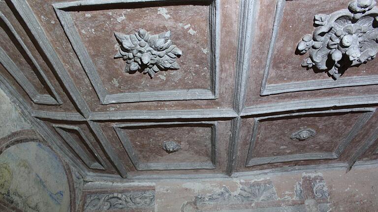 Kassettendecke  mit Stuckverzierungen.