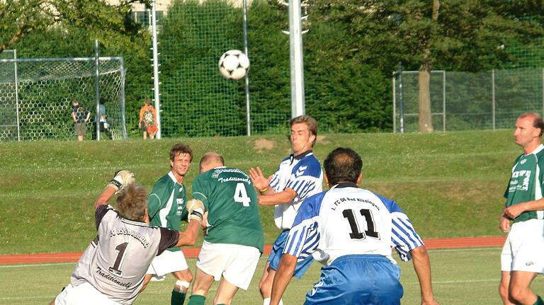 Kommt bis heute nicht von seinem Lieblingssport los: Dietmar Diekmann, hier 2006 im Kasten der Traditionself des FC 05 Schweinfurt im Duell mit dem FC Bad Kissingen.