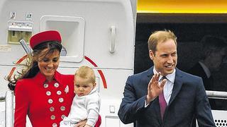 Prinz George in Neuseeland       -  (dpa)   Mit ihrem kleinen Sohn George sind Prinz William und seine Frau Kate zu einem Besuch in Neuseeland eingetroffen. Ministerpräsident John Key nahm das royale Paar und seinen acht Monate alten Sprössling am Montag am Flughafen in Wellington in Empfang. Trotz schlechten Wetters strahlte die stolze Mutter, als sie mit George im Arm das Flugzeug verließ. Es ist dessen erste große Reise an der Seite seiner Eltern. Daher wird George wohl auch im Mittelpunkt des öffentlichen Interesses stehen. Kate, William und George werden knapp drei Wochen unterwegs sein. Ihre Reise wird die britischen Royals neben Neuseeland auch nach Australien führen. Die kleinen Fotos zeigen, wie Kate und William einen &bdquo;hongi&ldquo; bekommen, die traditionelle Begrüßung der Maoris.