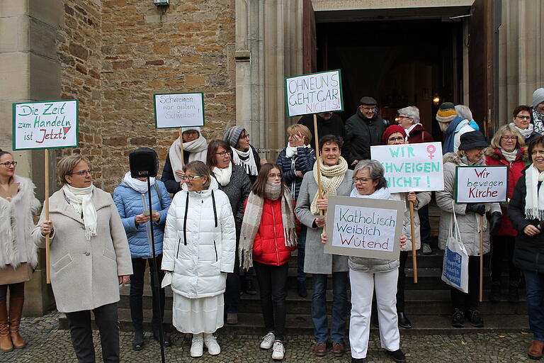 Am Hauptportal der Stadtpfarrkirche versammelten sich die Unterstützer der Aktion 'Maria schweige nicht' mit Plakaten.