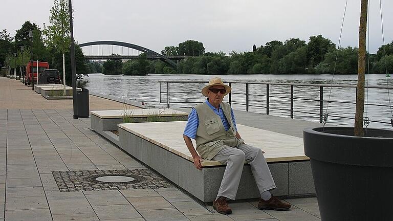 Jürgen Wolfarth aus Kitzingen ist gerne und oft am Main unterwegs – doch die Gestaltung der Sitzgelegenheiten auf dem umgestalteten Oberen Mainkai ärgert ihn gewaltig.