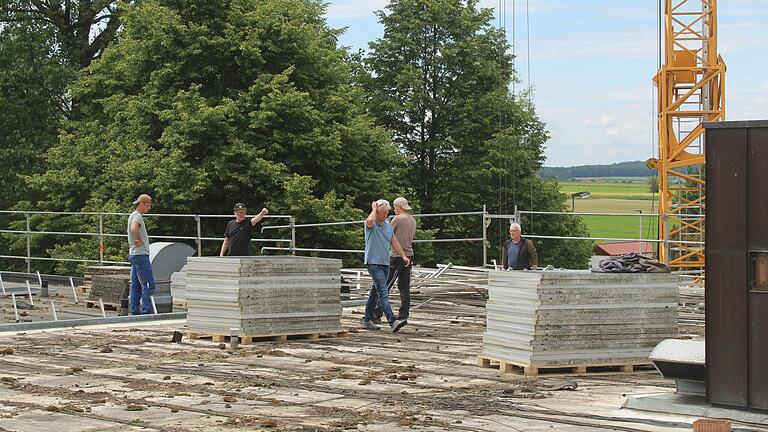 Sichtlich in die Jahre gekommen ist das Dach am Sportheim des FC Gerolzhofen, wie sich nach Abbau der PV-Anlage zeigt.