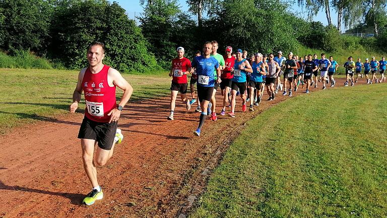 Beim Fitnesslauf in Salz feierte Bastian Reukauf (vorne) vom SC Ostheim einen Start-Ziel-Sieg.