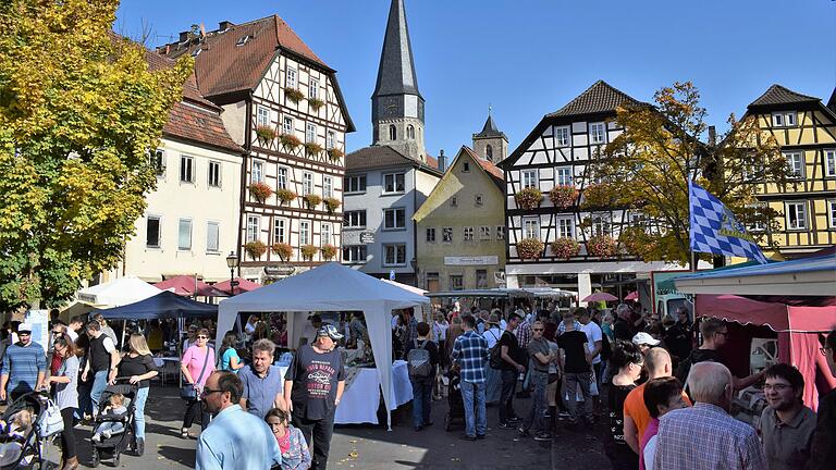Buntes Treiben am Marktplatz beim Herbstmarkt in Münnerstadt - Buntes Treiben am Marktplatz beim Herbstmarkt in Münnerstadt Buntes Treiben am Marktplatz beim Herbstmarkt in Münnerstadt - Buntes Treiben am Marktplatz beim Herbstmarkt in Münnerstadt