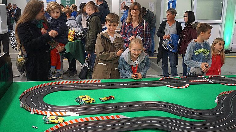 Gut 1000 Interessierte wollten sich die &bdquo;lange Nacht der Ausbildung&rdquo; bei Schäffler in Schweinfurt nicht entgehen lassen. Unablässig strömte die Masse durch die temporäre Ausbildungshalle, die wohl noch im nächsten Jahr besehen bleibt, bis sie wieder ins Stammwerk umzieht.