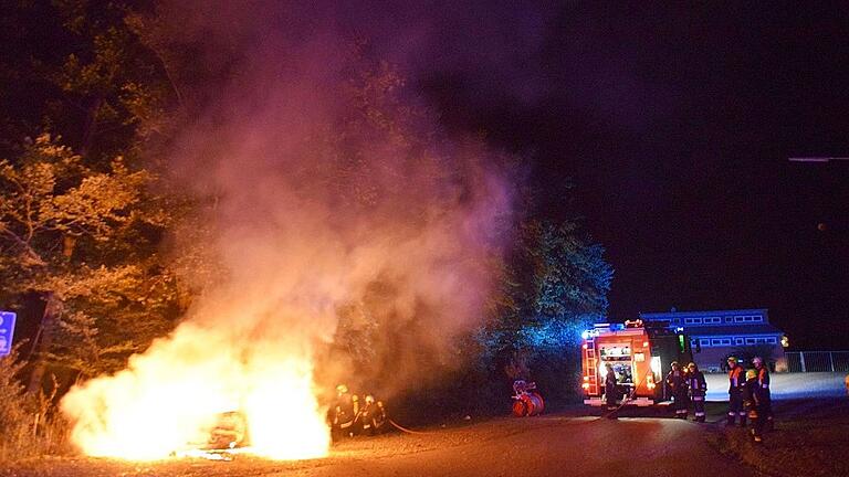 In der Nähe des FC-Geländes bei Schallfeld konnte ein Autofahrer noch rechtzeitig aus seinem brennenden Pkw geholt werden.