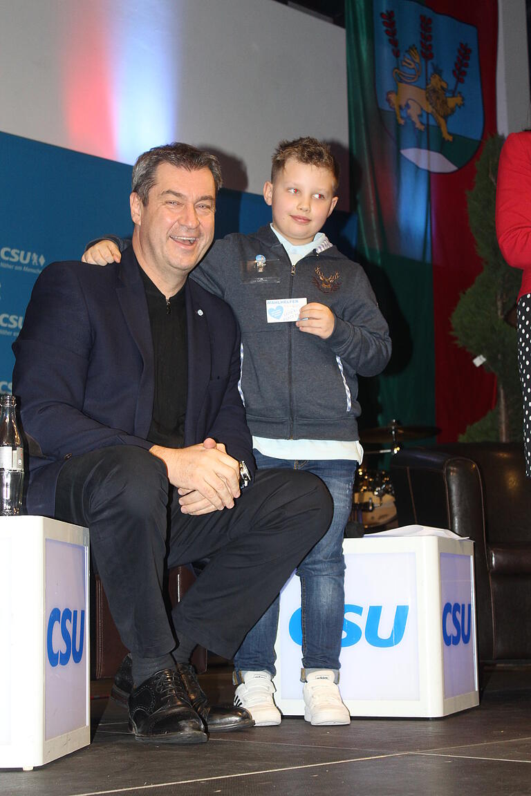 Der kleine Maximilian durfte zum Foto mit Markus Söder sogar auf die Bühne in der Steigerwaldhalle.