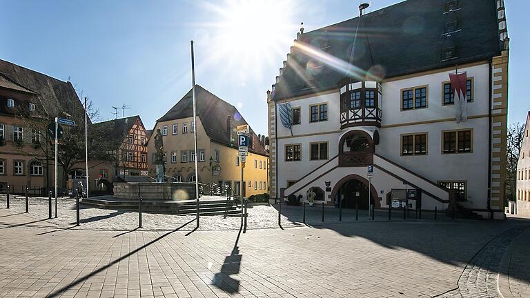 So leer wie im März 2020 ist der Volkacher Marktplatz selten bei Sonnenschein. Bereits jetzt hat der Stadtrat die Weichen gestellt für mehr Tische im Freien, um die Corona-Abstände besser einhalten zu können.