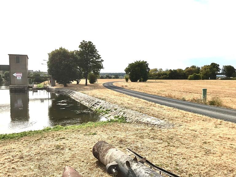 Die Bootsschleuse am Kraftwerk Knetzgau mit der Anlegestelle davor. Rechts anschließend die Wiese, auf der Mara erschossen wurde. Die Bootsschleuse am Kraftwerk Knetzgau mit der Anlegestelle davor. Rechts anschließend die Wiese, auf der Mara erschossen wurde.