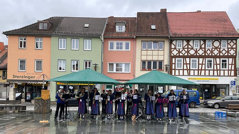 Der Musikverein Wollbach auf dem Marktplatz in Mellrichstadt.