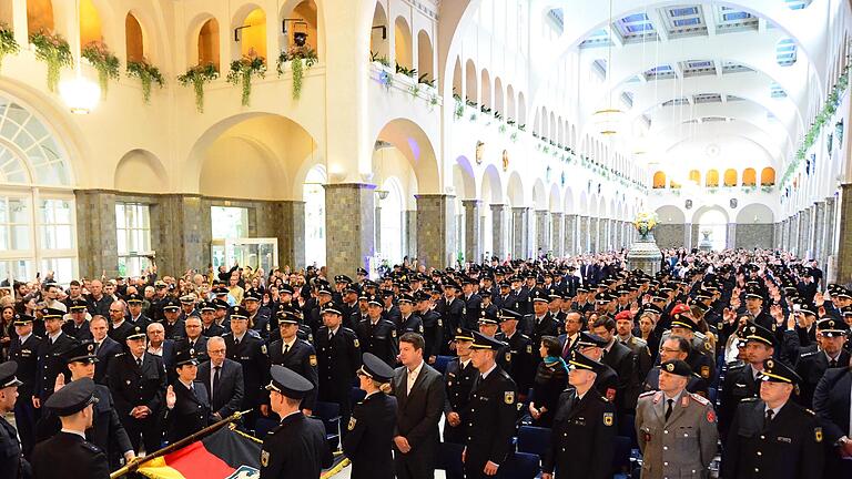 180 Bundespolizeianwärter und -anwärterinnen sind in der Wandelhalle in Bad Kissingen vereidigt worden.       -  180 Bundespolizeianwärter und -anwärterinnen sind in der Wandelhalle in Bad Kissingen vereidigt worden.