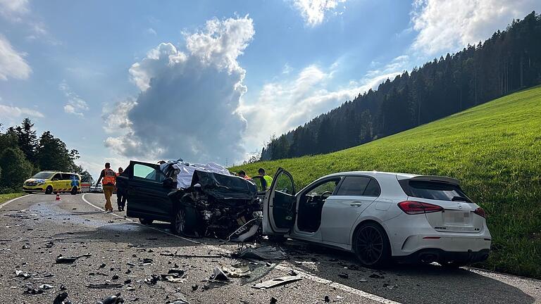 Drei Deutsche bei Unfall in der Schweiz umgekommen       -  Die drei Deutschen verstarben noch an der Unfallstelle (Handout).