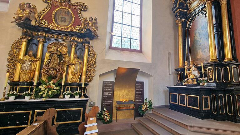 Die barocke Vituskirche im Veitshöchheimer Altort beherbergt seit Sonntag ein neues Kleinod. In einer Nische zwischen dem Bilhildisaltar rechts und dem Muttergottesaltar glänzt nun die von Dr. Jürgen Lenssen kunstvoll gestaltete Opferlichterstätte.