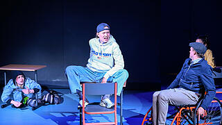 Im Mainfrankentheater auf der Probebühne:kommt 'Was Wanda will',
ein Schauspiel von Lena Hach, zur
Uraufführung.                       Besetzung: Daria Lik (Wanda), Nils David Bannert (Der Meister), Julia Baukus (Lynn), Laura Storz (Desiree), Nils van der Horst (Schulze), Eva-Lina Wenners (Kai)