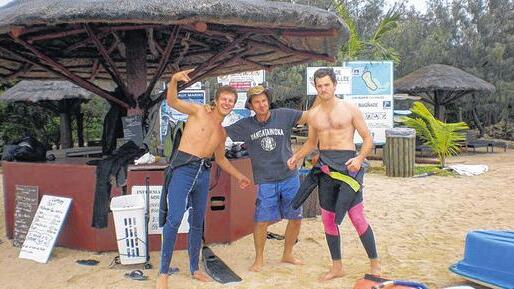 Tauchen in Neukaledonien: Der Rienecker Braumeister Manuel Müller (links) war im Mai beruflich in Samoa und Neukaledonien (im Bild). Seine Aufgabe: Brauereien modernisieren und beraten – und Bier trinken. Demnächst will er in Halsbach sein eigenes Bier brauen. Tauchen in Neukaledonien: Der Rienecker Braumeister Manuel Müller (links) war im Mai beruflich in Samoa und Neukaledonien (im Bild). Seine Aufgabe: Brauereien modernisieren und beraten – und Bier trinken. Demnächst will er in Halsbach sein eigenes Bier brauen.