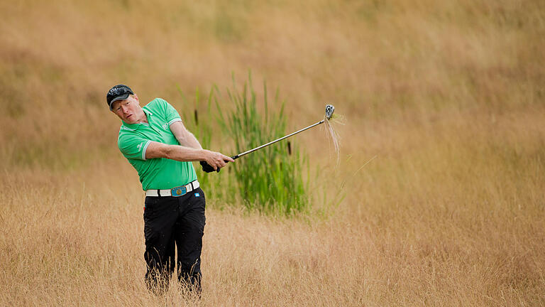 Golf - International Open       -  Der ehemalige Skispringer Dieter Thoma steht im Rough am 25.06.2014 beim ProAm-Turnier im Vorfeld der International Open auf Gut Lärchenhof in Pulheim bei Köln (Nordrhein-Westfalen). Foto: Rolf Vennenbernd/dpa +++(c) dpa - Bildfunk+++