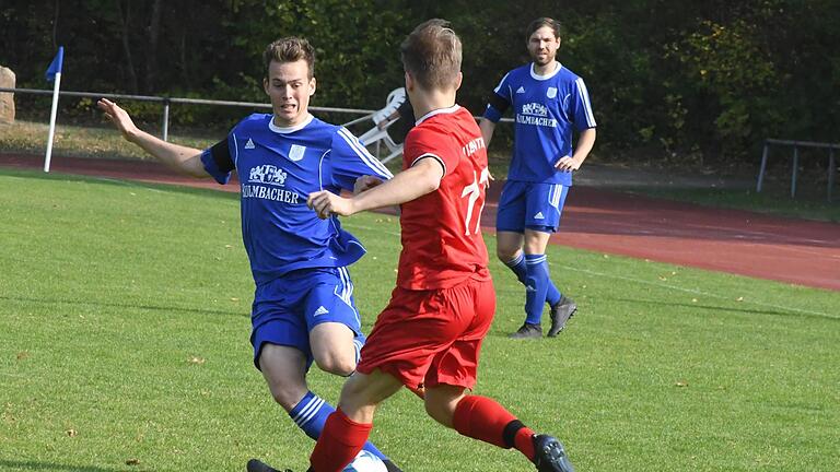 Am Ball geblieben: Über den späten Punktgewinn freute sich Lukas Katzenberger (links) mit dem TSV Münnerstadt im Spiel gegen die Wiesentheider um Kai-Uwe Beuerlein (rechts).Hopf       -  Am Ball geblieben: Über den späten Punktgewinn freute sich Lukas Katzenberger (links) mit dem TSV Münnerstadt im Spiel gegen die Wiesentheider um Kai-Uwe Beuerlein (rechts).Hopf