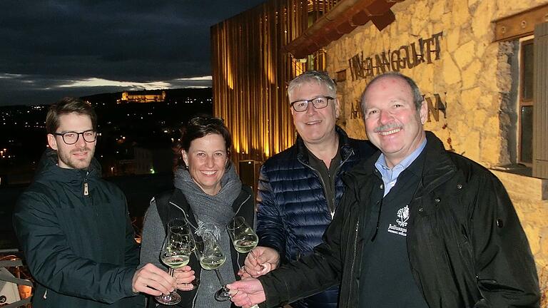 Im festlich erleuchteten Weingut am Stein trafen sich zum Auftakt Stefan Schäfer (Qualitätsmanagement im Staatlichen Hofkeller), Sandra Knoll vom Weingut am Stein, Robert Haller (Weingutsleiter Bürgerspital zum Hl. Geist) und Horst Kolesch (Weingutsleiter Juliusspital). Im festlich erleuchteten Weingut am Stein trafen sich zum Auftakt Stefan Schäfer (Qualitätsmanagement im Staatlichen Hofkeller), Sandra Knoll vom Weingut am Stein, Robert Haller (Weingutsleiter Bürgerspital zum Hl. Geist) und Horst Kolesch (Weingutsleiter Juliusspital).