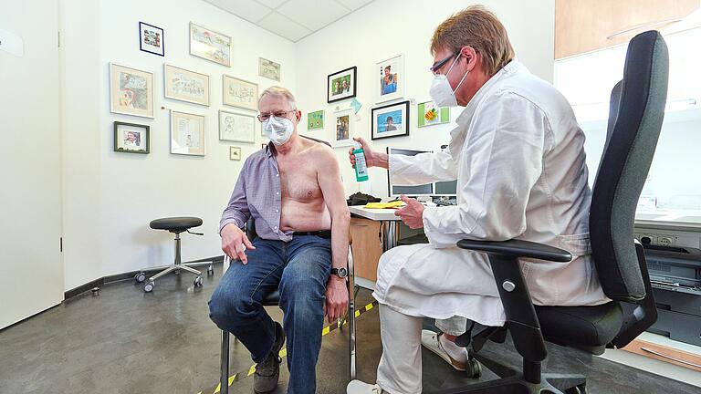 Peter Wiggen gehörte am Dienstag zu den ersten Patienten im Hausarztzentrum Grafenrheinfeld, der von Dr. Jürgen Schott eine Corona-Impfung erhielt.